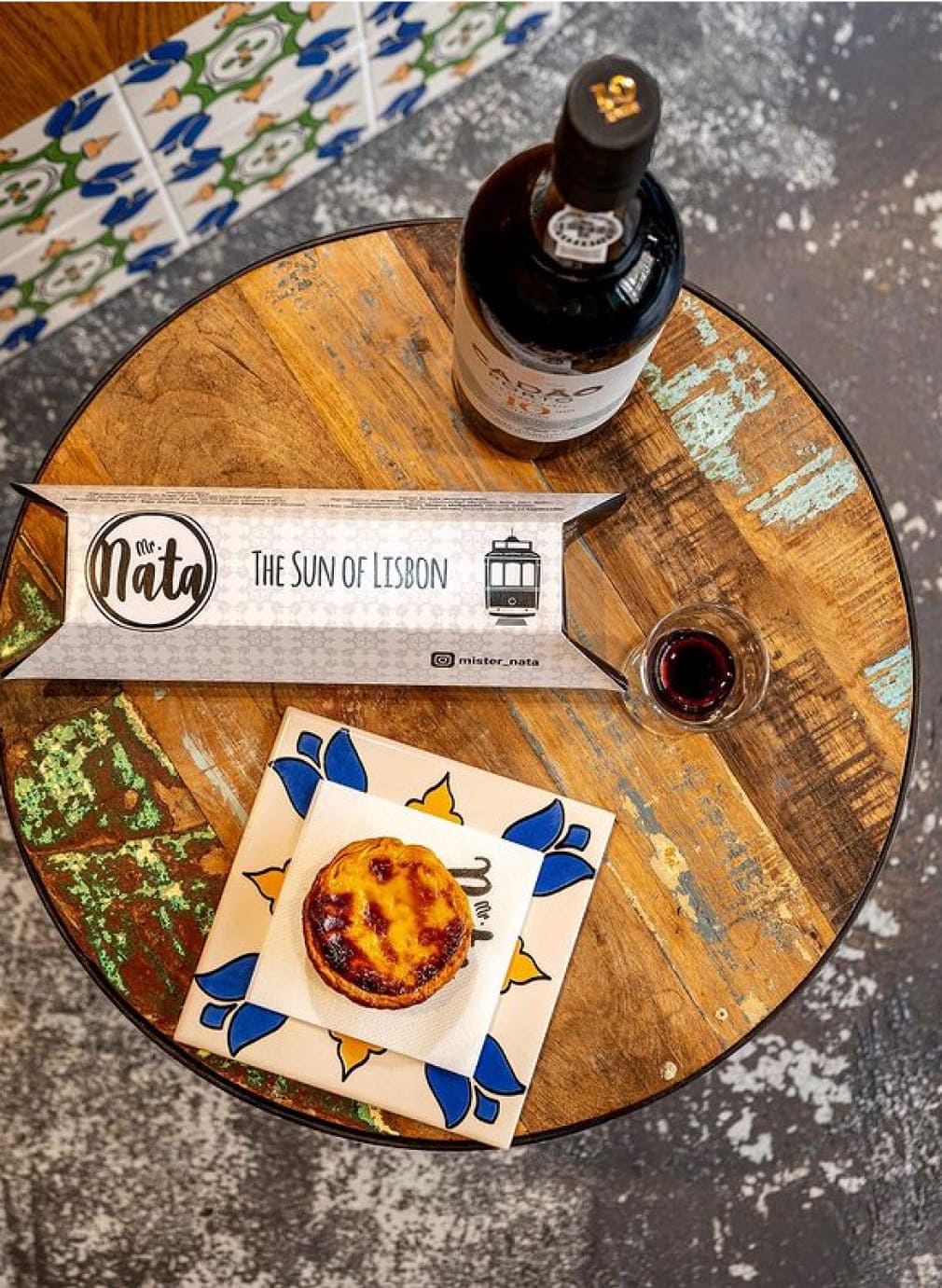 Wine bottle and pistel de nata on the table